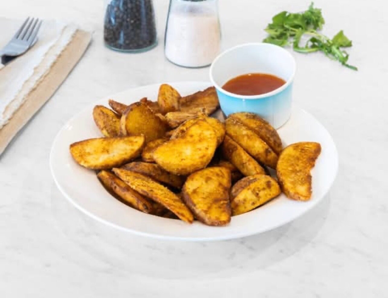 Seasoned potato wedges with sauce